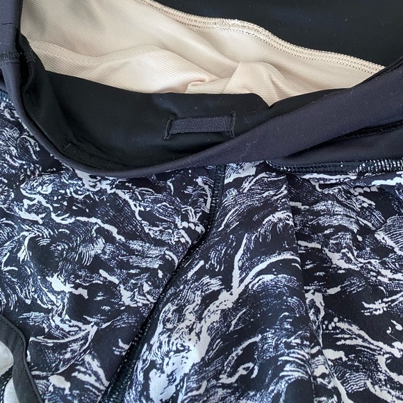 ❤️ lululemon athletica Run Times Short - 4-Way Stretch - Size 4 - Picture 5 of 9